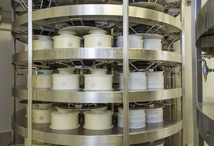 Fabrication : pressage des Coeur de Joux. © Sonia Dourlot / Région Bourgogne-Franche-Comté, Inventaire du patrimoine - 2014