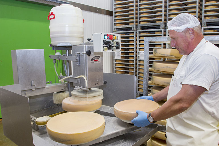Affinage du morbier : frottage de la meule sous un filet de saumure. © Sonia Dourlot / Région Bourgogne-Franche-Comté, Inventaire du patrimoine - 2014