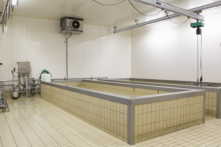 Atelier de saumurage : vue d'ensemble. © Sonia Dourlot / Région Bourgogne-Franche-Comté, Inventaire du patrimoine - 2014