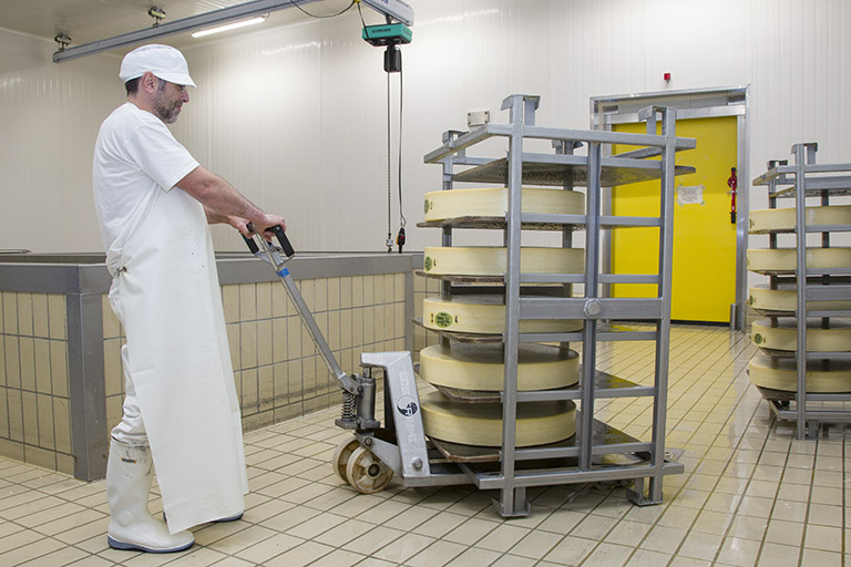 Fabrication : transfert des meules de comté dans leur cave d'affinage. © Sonia Dourlot / Région Bourgogne-Franche-Comté, Inventaire du patrimoine - 2014