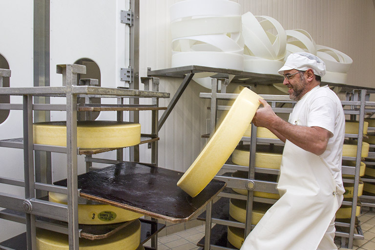 Fabrication : rognage des meules de comté à la sortie du bac à saumure. © Sonia Dourlot / Région Bourgogne-Franche-Comté, Inventaire du patrimoine - 2014
