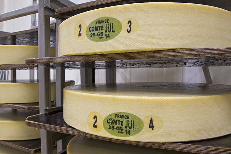 Fabrication : meules de comté rognées avec leur plaques d'identification. © Sonia Dourlot / Région Bourgogne-Franche-Comté, Inventaire du patrimoine - 2014