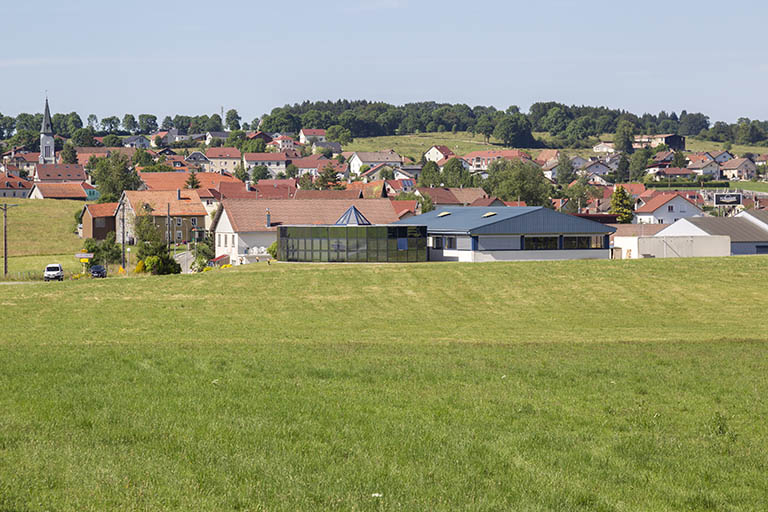 Vue d'ensemble, depuis le sud. © Sonia Dourlot / Région Bourgogne-Franche-Comté, Inventaire du patrimoine - 2014 Vue d'ensemble, depuis le sud. © Sonia Dourlot / Région Bourgogne-Franche-Comté, Inventaire du patrimoine - 2014