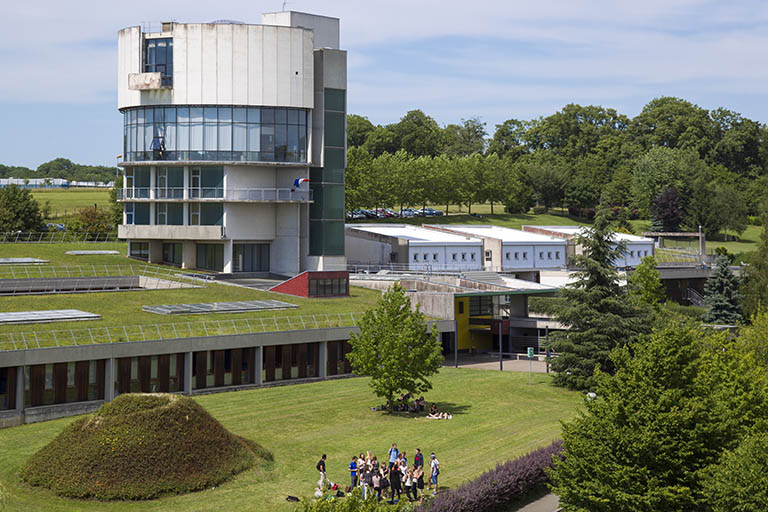 Vue de l'entrée et de la tour depuis le sud-ouest. © Sonia Dourlot / Région Bourgogne-Franche-Comté, Inventaire du patrimoine - 2014