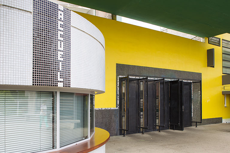 Détail de l'entrée vue de trois-quart sud. © Sonia Dourlot / Région Bourgogne-Franche-Comté, Inventaire du patrimoine - 2014