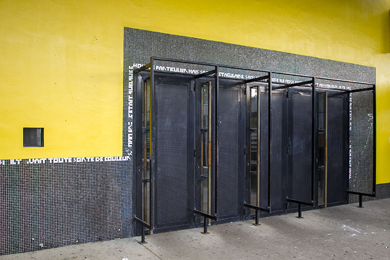 Détail de l'entrée vue de trois-quart ouest . © Sonia Dourlot / Région Bourgogne-Franche-Comté, Inventaire du patrimoine - 2014