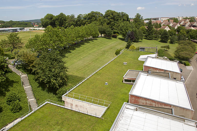 Détail de toiture et escalier indépendant desservant la façade postérieure au nord. © Sonia Dourlot / Région Bourgogne-Franche-Comté, Inventaire du patrimoine - 2014