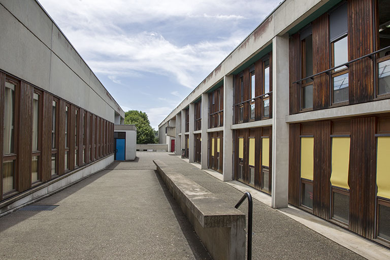 Vue vers l'ouest de l'allée entre les deux bâtiments d'externat. © Sonia Dourlot / Région Bourgogne-Franche-Comté, Inventaire du patrimoine - 2014