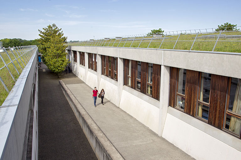 Vue vers l'ouest de l'allée entre les bâtiments d'externat. © Sonia Dourlot / Région Bourgogne-Franche-Comté, Inventaire du patrimoine - 2014