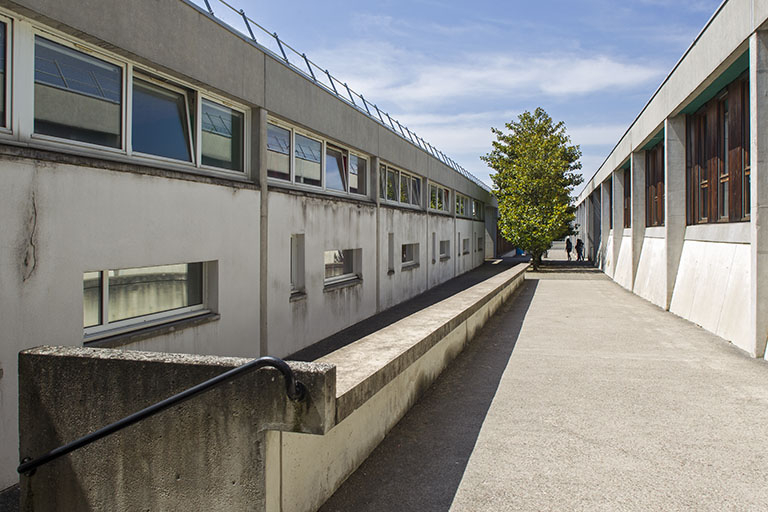 Vue vers l'ouest de l'allée entre les bâtiments d'externat. © Sonia Dourlot / Région Bourgogne-Franche-Comté, Inventaire du patrimoine - 2014