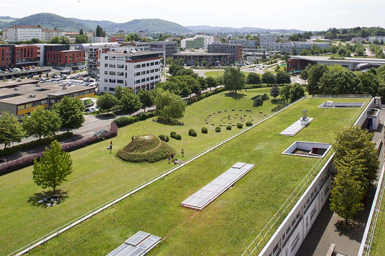 Terrasses, installation paysagère et vue sur la ville au sud. © Sonia Dourlot / Région Bourgogne-Franche-Comté, Inventaire du patrimoine - 2014