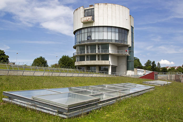 La tour vue du sud-ouest et détail de verrière sur terrasse. © Sonia Dourlot / Région Bourgogne-Franche-Comté, Inventaire du patrimoine - 2014