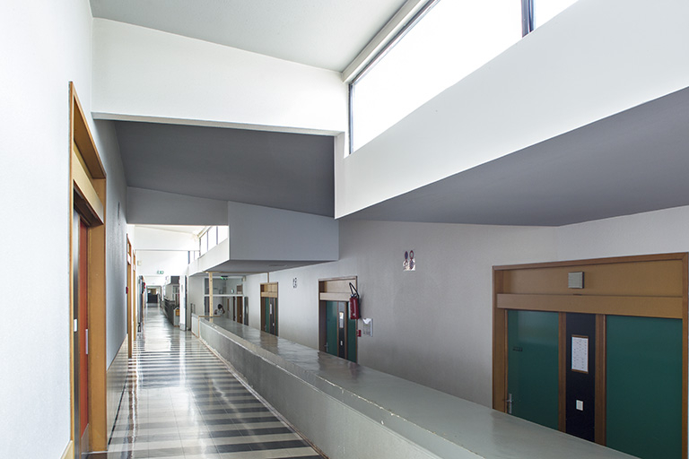 Couloir du bâtiment d'externat. © Sonia Dourlot / Région Bourgogne-Franche-Comté, Inventaire du patrimoine - 2014