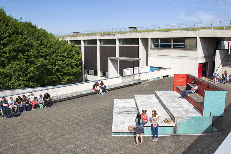 Détail de la terrasse devant la cantine au sud-ouest de l'ensemble. © Sonia Dourlot / Région Bourgogne-Franche-Comté, Inventaire du patrimoine - 2014