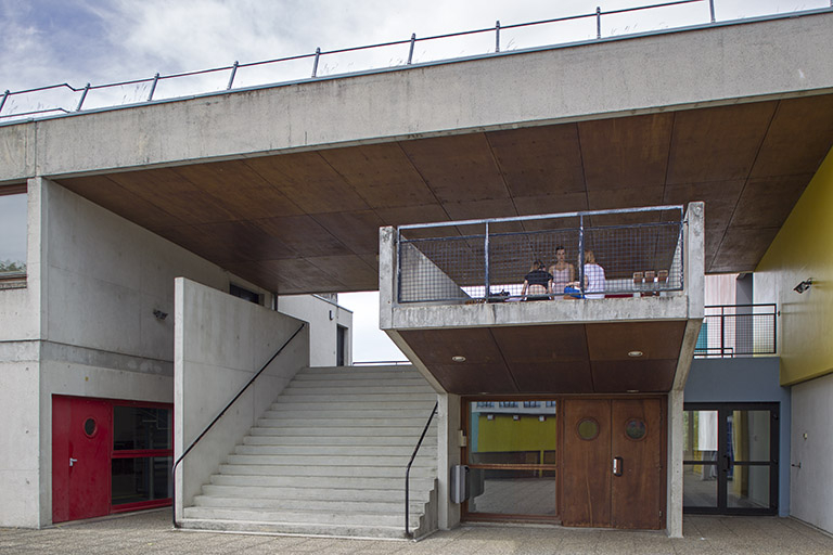Devant la cantine.  © Sonia Dourlot / Région Bourgogne-Franche-Comté, Inventaire du patrimoine - 2014