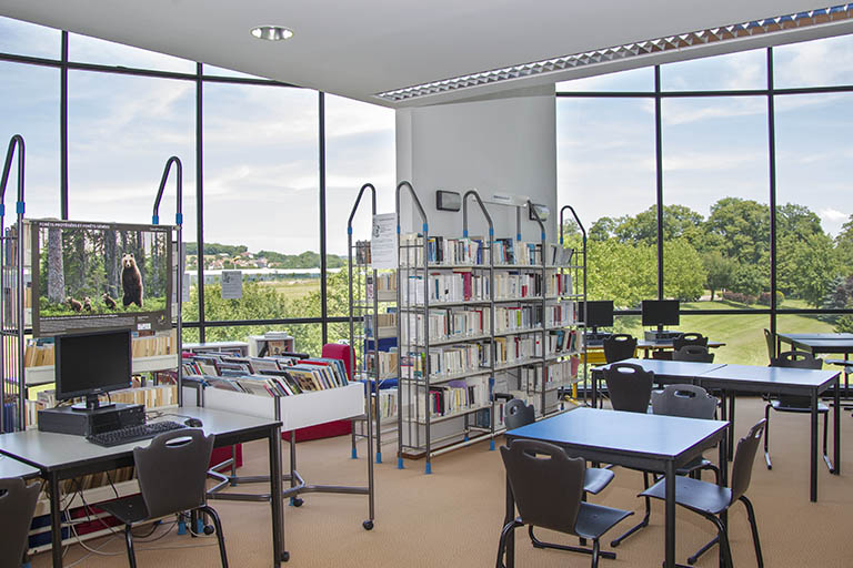 Salle de lecture du CDI. © Sonia Dourlot / Région Bourgogne-Franche-Comté, Inventaire du patrimoine - 2014