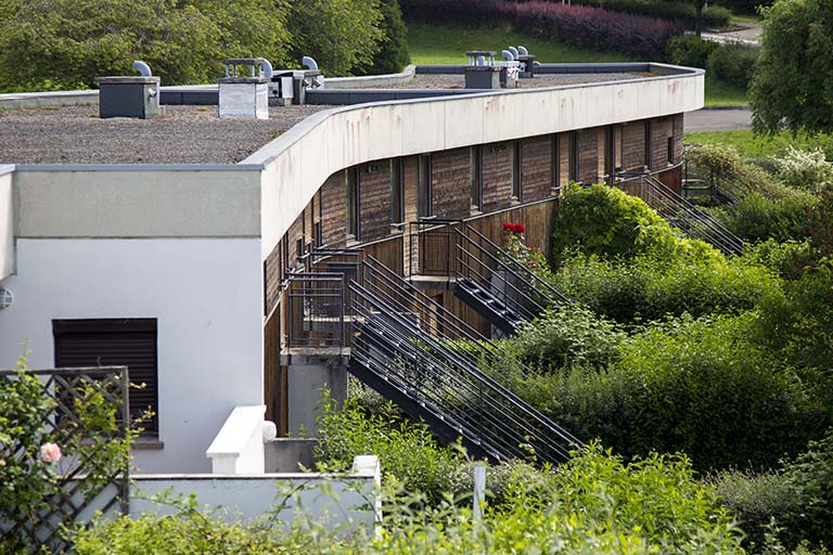 Les façades postérieures - sud - des logements vues de trois-quart ouest. © Sonia Dourlot / Région Bourgogne-Franche-Comté, Inventaire du patrimoine - 2014