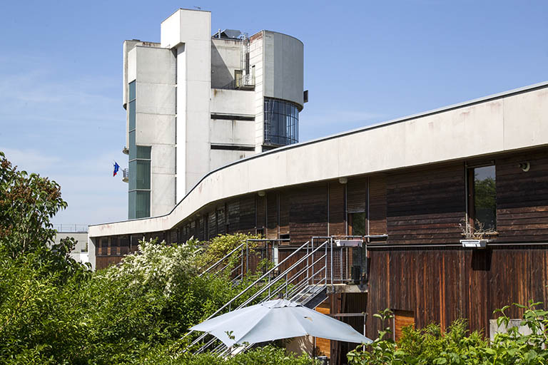 Les façades postérieures - sud - des logements vues de trois-quart est. © Sonia Dourlot / Région Bourgogne-Franche-Comté, Inventaire du patrimoine - 2014