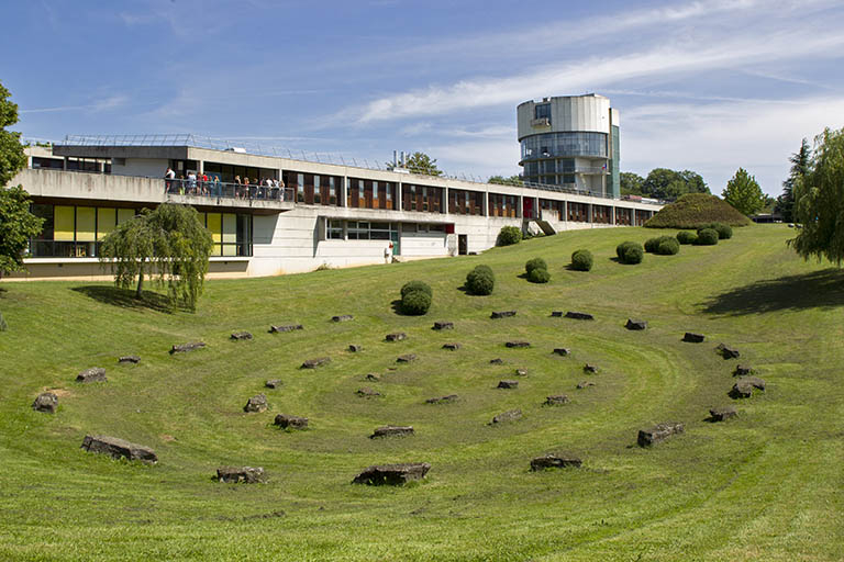 Vue sur l'installation paysagère et les façades antérieures depuis le sud-ouest. © Sonia Dourlot / Région Bourgogne-Franche-Comté, Inventaire du patrimoine - 2014