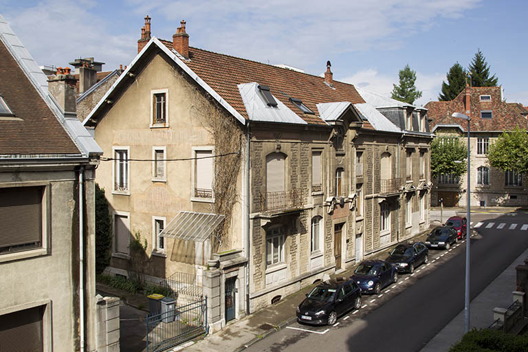Bâtiment de l'administration : vue plongeante sur la façade antérieure (côté rue Delavelle). © Jérôme Mongreville / Région Bourgogne-Franche-Comté, Inventaire du patrimoine - 2014 Bâtiment de l'administration : vue plongeante sur la façade antérieure (côté rue Delavelle). © Jérôme Mongreville / Région Bourgogne-Franche-Comté, Inventaire du patrimoine - 2014