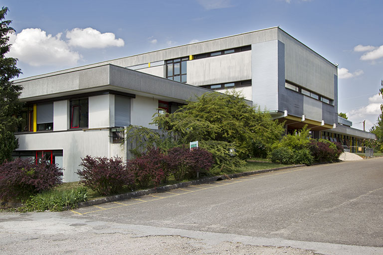 Façade sud et angle sud-ouest du bâtiment d'internat de garçons et d'externat. © Sonia Dourlot / Région Bourgogne-Franche-Comté, Inventaire du patrimoine - 2014