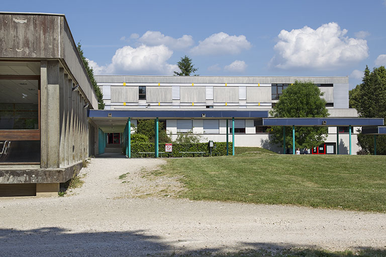 Le long de la façade sud de la cantine, face à la façade ouest du bâtiment d'internat de garçons et d'externat. © Sonia Dourlot / Région Bourgogne-Franche-Comté, Inventaire du patrimoine - 2014