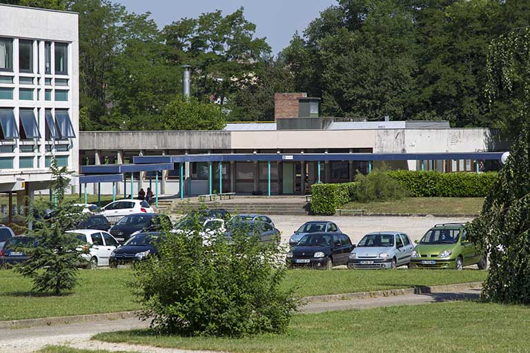 L'extrémité nord-est de l'externat et la cantine vues du sud-est. © Sonia Dourlot / Région Bourgogne-Franche-Comté, Inventaire du patrimoine - 2014