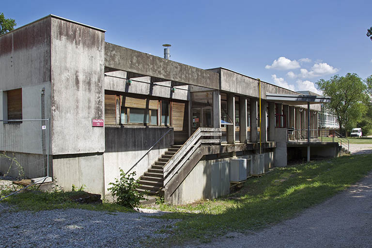 Angle nord-ouest et façade postérieure - nord - de la cantine. © Sonia Dourlot / Région Bourgogne-Franche-Comté, Inventaire du patrimoine - 2014