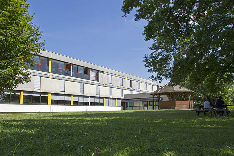 Devant la façade ouest de l'internat de garçons - externat et le kiosque. © Sonia Dourlot / Région Bourgogne-Franche-Comté, Inventaire du patrimoine - 2014