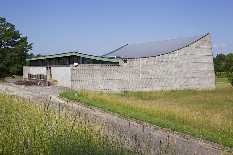 Flanc est du gymnase, vue de trois quart.  © Sonia Dourlot / Région Bourgogne-Franche-Comté, Inventaire du patrimoine - 2014