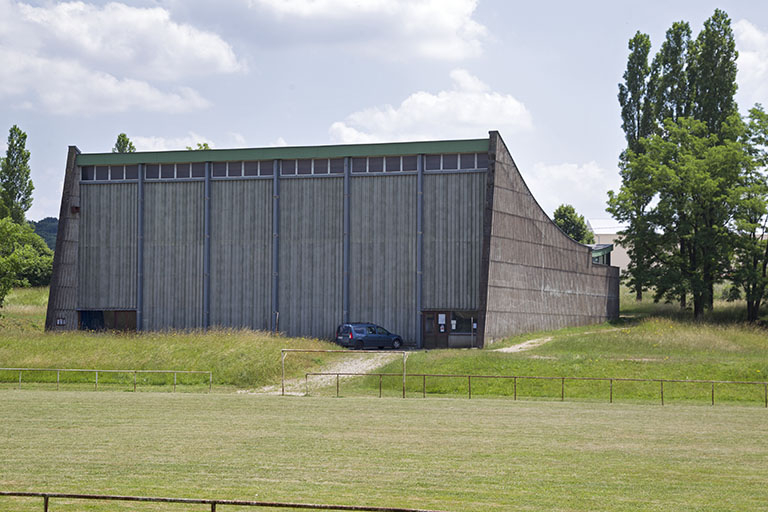 Vue de trois quart postérieur - nord-ouest - du gymnase. © Sonia Dourlot / Région Bourgogne-Franche-Comté, Inventaire du patrimoine - 2014