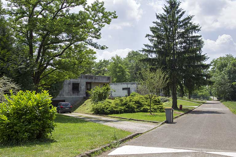 Façades nord des trois pavillons de logement individuel au nord-ouest. © Sonia Dourlot / Région Bourgogne-Franche-Comté, Inventaire du patrimoine - 2014