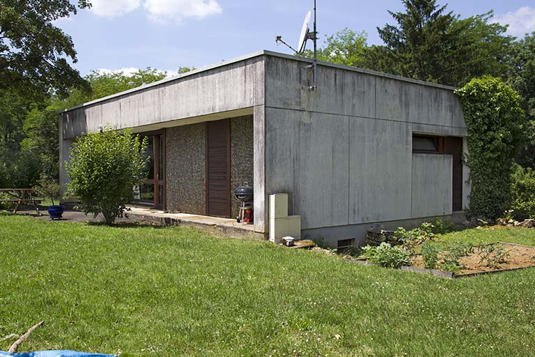 Angle sud-est, pignon est, façade postérieure - sud -  d'un logement individuel au nord-ouest. © Sonia Dourlot / Région Bourgogne-Franche-Comté, Inventaire du patrimoine - 2014