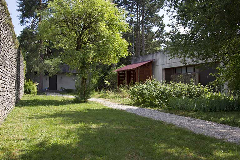 Les deux logements de fonction individuel situé au sud-est du parc, en bordure du mur d'enceinte. © Sonia Dourlot / Région Bourgogne-Franche-Comté, Inventaire du patrimoine - 2014