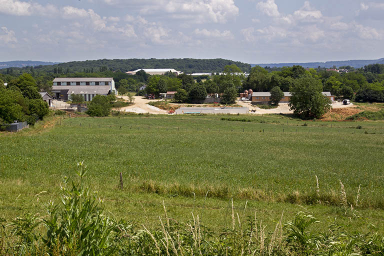 Vue d'ensemble de la ferme depuis le nord-ouest. © Sonia Dourlot / Région Bourgogne-Franche-Comté, Inventaire du patrimoine - 2014