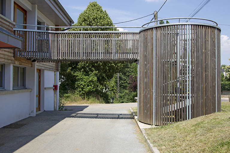 Escalier hors-oeuvre sur la face antérieure du bâtiment de services. © Sonia Dourlot / Région Bourgogne-Franche-Comté, Inventaire du patrimoine - 2014