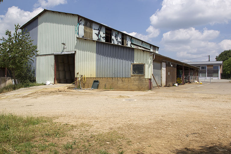 Vue de trois-quart sud-est de l'entrepôt agricole. © Sonia Dourlot / Région Bourgogne-Franche-Comté, Inventaire du patrimoine - 2014
