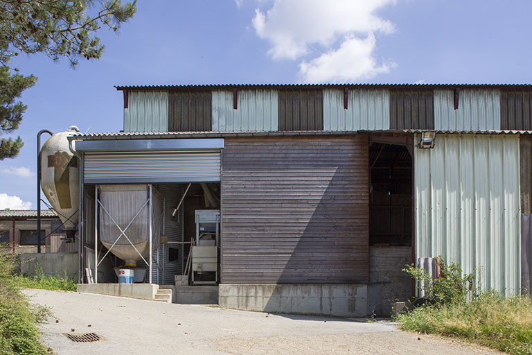 Silos, moulins à l'ouest de l'entrepôt agricole. © Sonia Dourlot / Région Bourgogne-Franche-Comté, Inventaire du patrimoine - 2014
