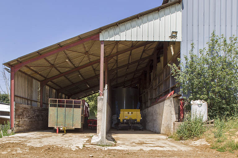 Appenti à l'ouest de l'entrepôt agricole. © Sonia Dourlot / Région Bourgogne-Franche-Comté, Inventaire du patrimoine - 2014