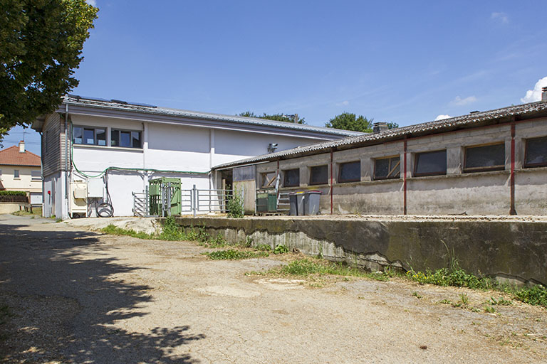 Façade postérieure du bâtiment de services et flanc ouest de l'étable est. © Sonia Dourlot / Région Bourgogne-Franche-Comté, Inventaire du patrimoine - 2014