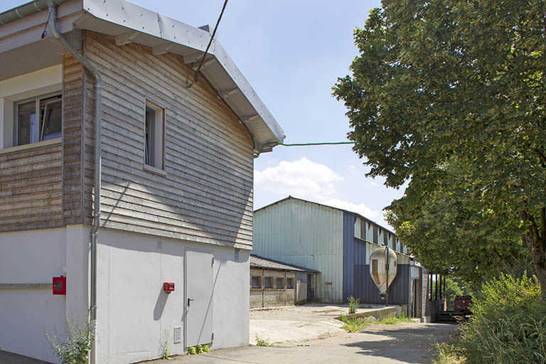 Pignon ouest du bâtiment de services et vue d'ensemble vers le sud. © Sonia Dourlot / Région Bourgogne-Franche-Comté, Inventaire du patrimoine - 2014