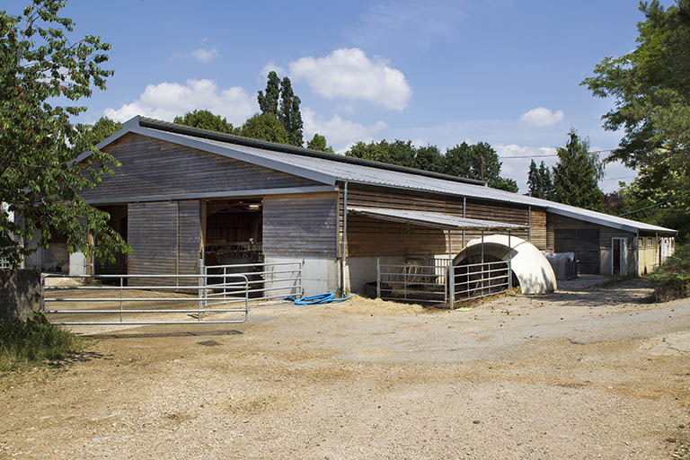 L'étable ouest vue de trois-quart sud-est. © Sonia Dourlot / Région Bourgogne-Franche-Comté, Inventaire du patrimoine - 2014