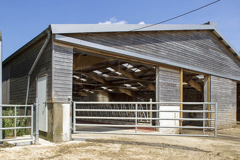 Angle sud-ouest de l'étable ouest. © Sonia Dourlot / Région Bourgogne-Franche-Comté, Inventaire du patrimoine - 2014