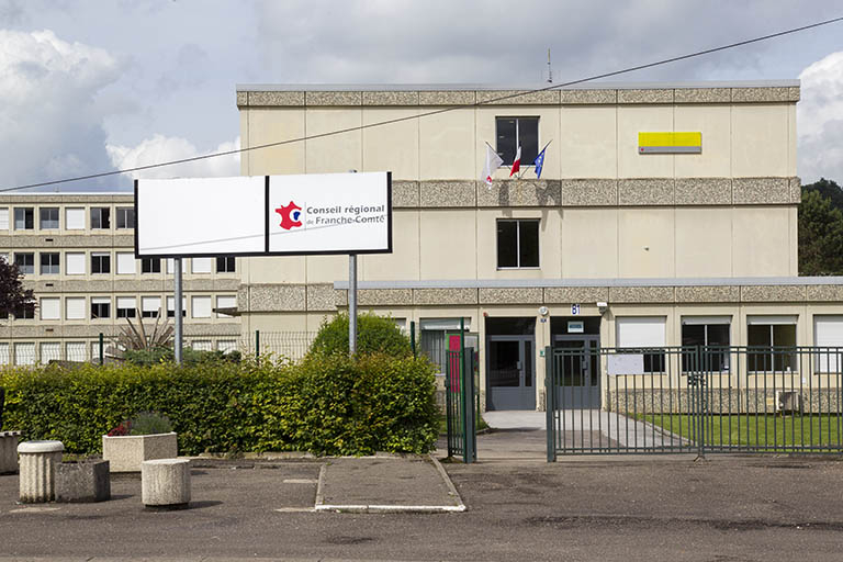 Entrée principale, façade est de l'administration. © Sonia Dourlot / Région Bourgogne-Franche-Comté, Inventaire du patrimoine - 2014