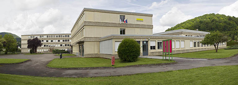 Vue d'ensemble de l'entrée, de la cour, de l'externat et au fond de l'internat. © Sonia Dourlot / Région Bourgogne-Franche-Comté, Inventaire du patrimoine - 2014