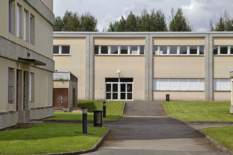 Sur le flanc nord de l'internat, face au pignon nord-est du préfabriqué, à la façade est de l'atelier d'électrotechnique, d'électronique et d'ascensoriste. © Sonia Dourlot / Région Bourgogne-Franche-Comté, Inventaire du patrimoine - 2014
