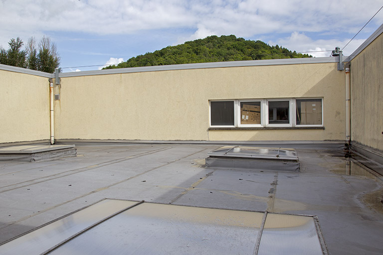 Vue du premier étage de la terrasse intérieure de l'atelier d'électronique, d'électrotechnique et d'ascensoriste. © Sonia Dourlot / Région Bourgogne-Franche-Comté, Inventaire du patrimoine - 2014