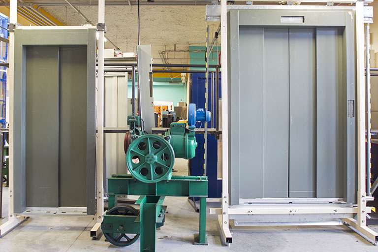 Intérieur de l'atelier des formations d'ascensoriste.  © Sonia Dourlot / Région Bourgogne-Franche-Comté, Inventaire du patrimoine - 2014