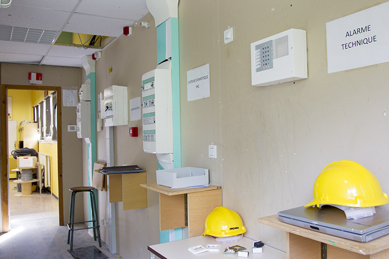 Intérieur de l'atelier des formations en électrotechnique.  © Sonia Dourlot / Région Bourgogne-Franche-Comté, Inventaire du patrimoine - 2014