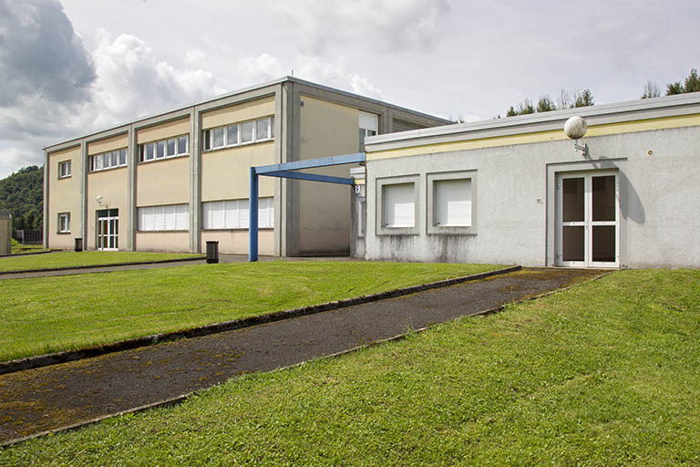 Façades nord-est des bâtiment dédié aux métiers de la construction et de l'atelier d'électronique, électrotechnique et ascensoriste.    © Sonia Dourlot / Région Bourgogne-Franche-Comté, Inventaire du patrimoine - 2014